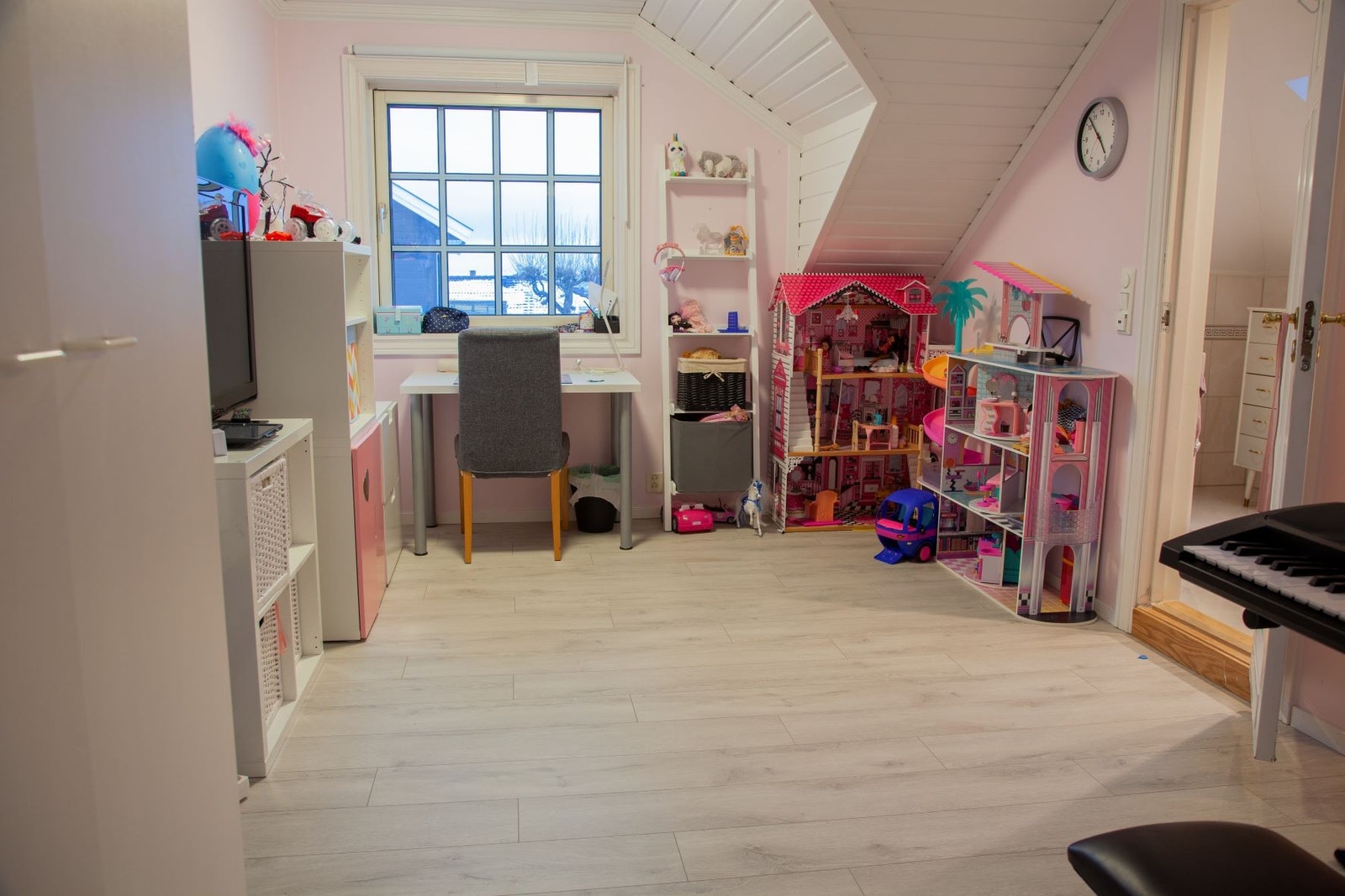 Soverom 2 - 2 etg med eget WC og Vask (Bedrrom 2 with half-bath) Galleribilde