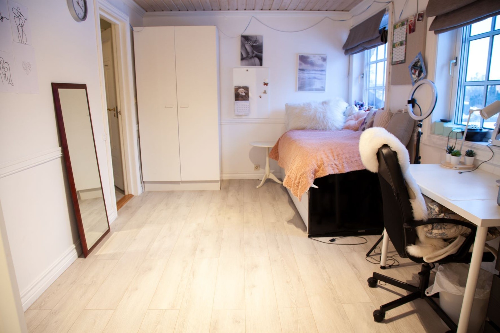 Soverom 3 - 2 etg. - god plass til mange løsninger og tilhørende bad, med badekar og luksuriøst dusjpanel.
Bedroom 3 - 2 meadows. - plenty of space for many solutions and associated bathrooms, with bathtub and luxurious shower panel. Galleribilde