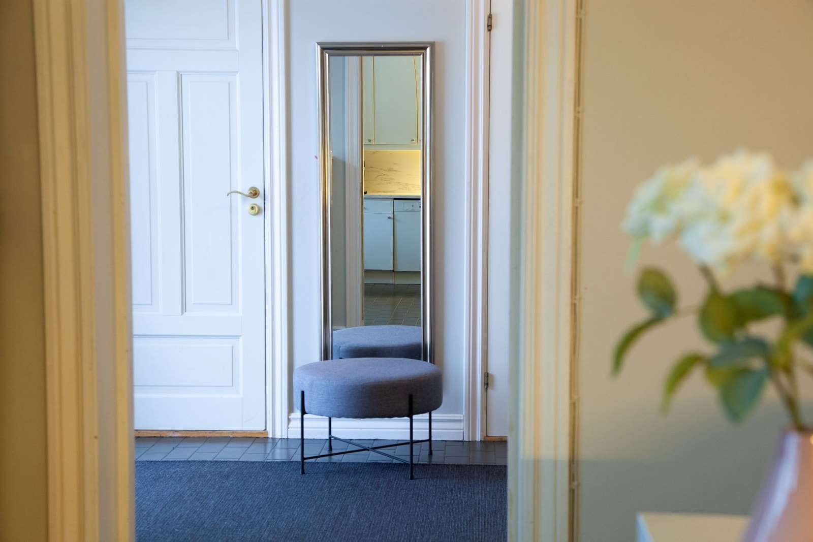 Gang sett fra kjøkken. (Hall seen from kitchen) Galleribilde