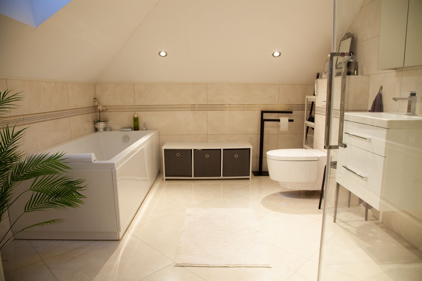 Bad tilknyttet soverom 3 - komplett bad med fossdusj og badekar (onsuite bathroom to bedroom 3) Galleribilde