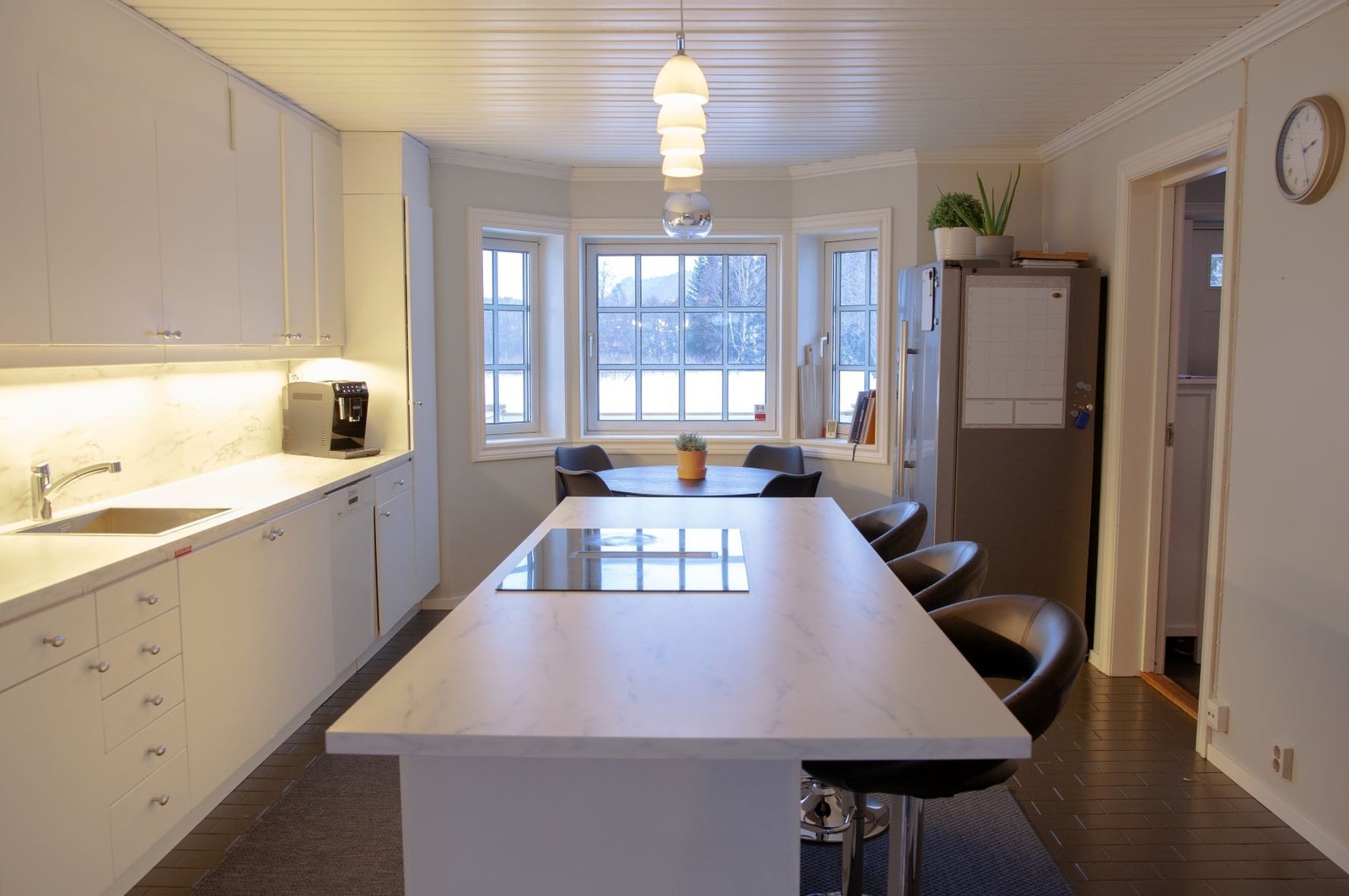 Romslig og moderne kjøkken med Miele platetopp med ventilator. Stort kjøleskap med avkjølt vanndispenser. Galleribilde