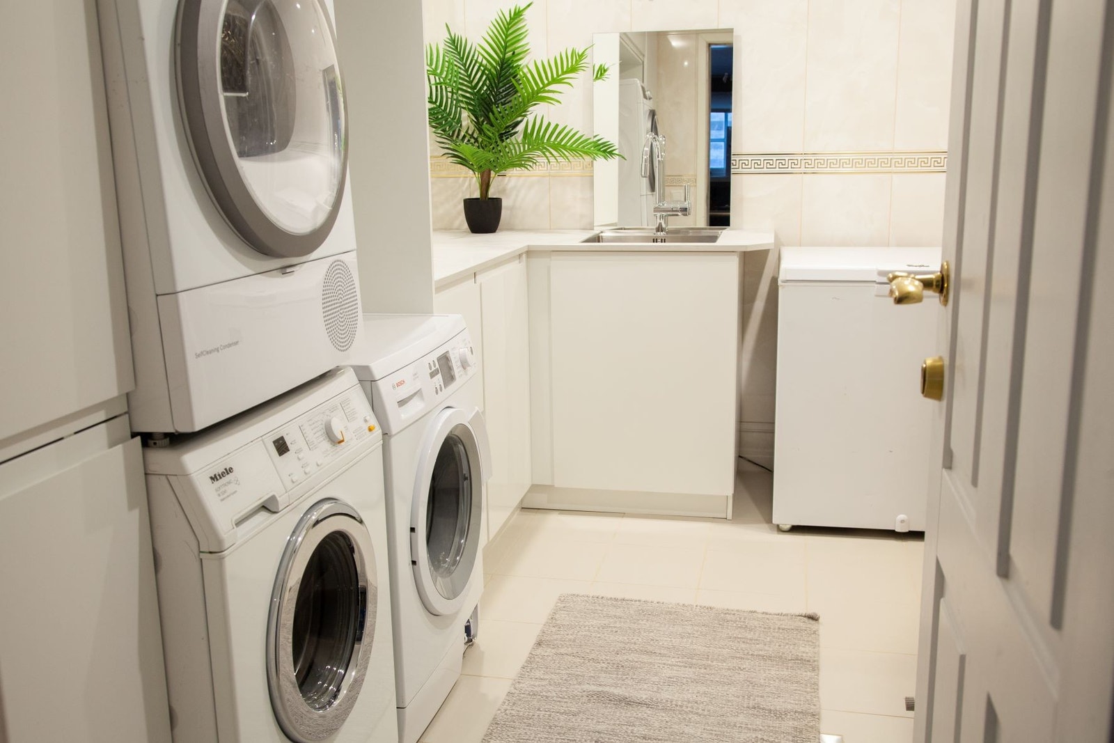 Vaskerom (Laundry room - 2 washers and 1 dryer) 1 separate freezer and a lot of storage Galleribilde