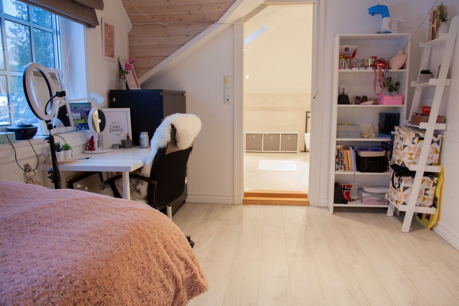 Soverom 3 - 2 etg. - god plass til mange løsninger og tilhørende bad, med badekar og luksuriøst dusjpanel.
Bedroom 3 - 2.floor. - plenty of space for many solutions and associated bathrooms, with bathtub and luxurious shower panel. Galleribilde