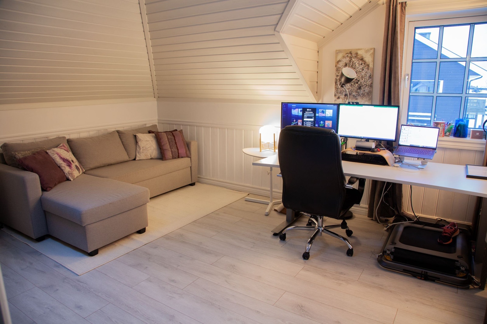 Soverom 5 - brukes idag som gjesterom og kontor - inneholder stort speilskap for oppbevaring. Sovesofa kan dras ut til en dobbeltseng. ( Bedroom - is used for office today. This room contains a huge closet wich is used for storage if needed) Galleribilde