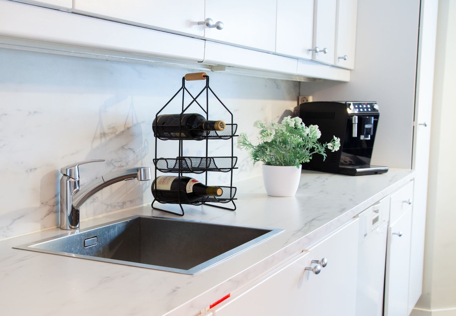 Stort lyst kjøkken - romslig kjøkkenbenk Galleribilde