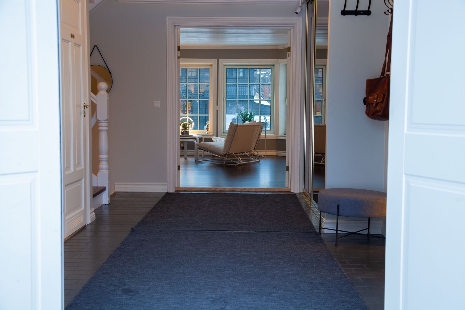 Velkommen - Inngang til stuen og Kjøkkenet fra gangen.
Stue i gulv er renovert til 1 stavs eikeparket med varme i gulv - god lun stue Galleribilde