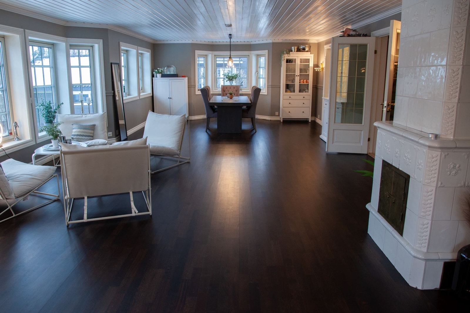 Stor stue med store lydisolerende 3 lags glass med lekker stor kakkelovn - Big livingroom and diningroom with soundisolating 3layer glass - tiled stove free of use Galleribilde