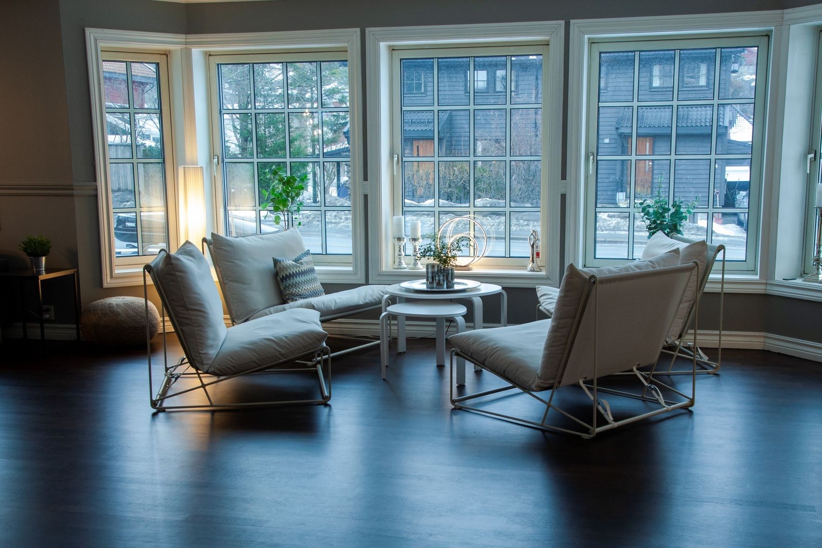 Loungearea - store vindusflater gir deilig naturlig lys - big windows gives the area lovely natural light Galleribilde