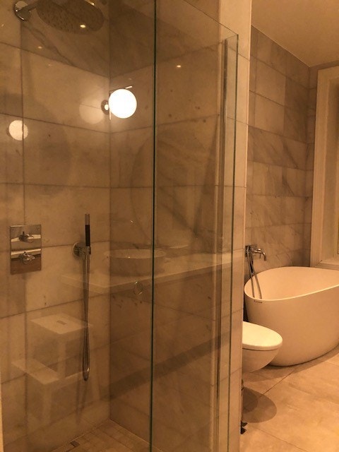 Romslig dusj Galleribilde