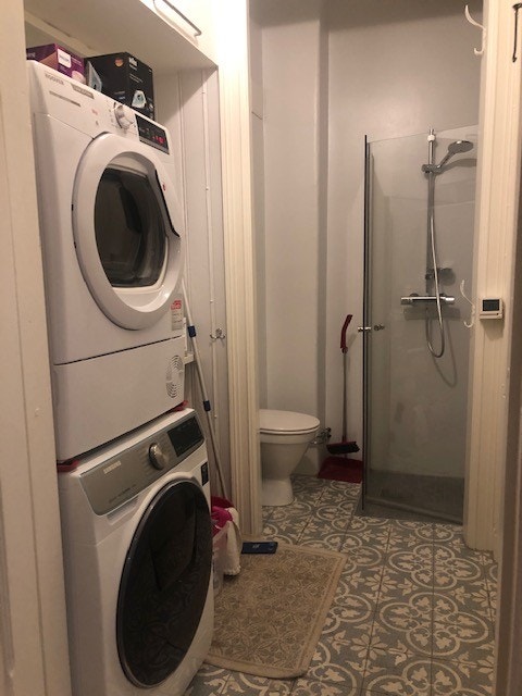Vaskerom/bad 2 i hovedetasje. Opplegg for vaskemaskin, vask, toalett og dusj. Utgang til baktrapp og få trappetrinn til bakgård med søppeldunker og sykkelparkering Galleribilde
