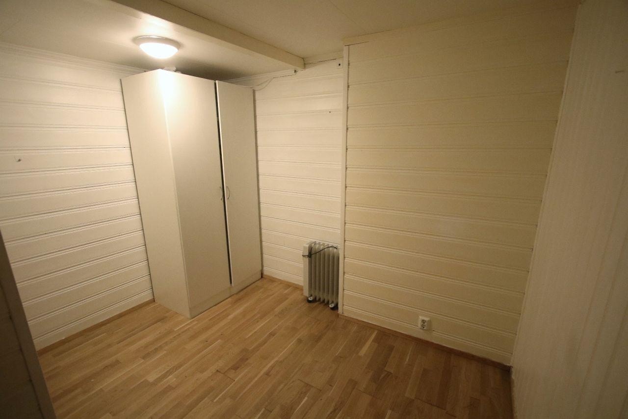 Rom 10 består av rom 10A og 10B. Dette er rom 10B. Ca 15m2 (fordelt på rom 10A og 10B).0 per måned. På rommet står det nå sofa, sofabord, pult, kontorstol og garderobeskap. Husleie kr 4.500 per måned, alt inkludert. Ledig fra 18. oktober 2025. Galleribilde