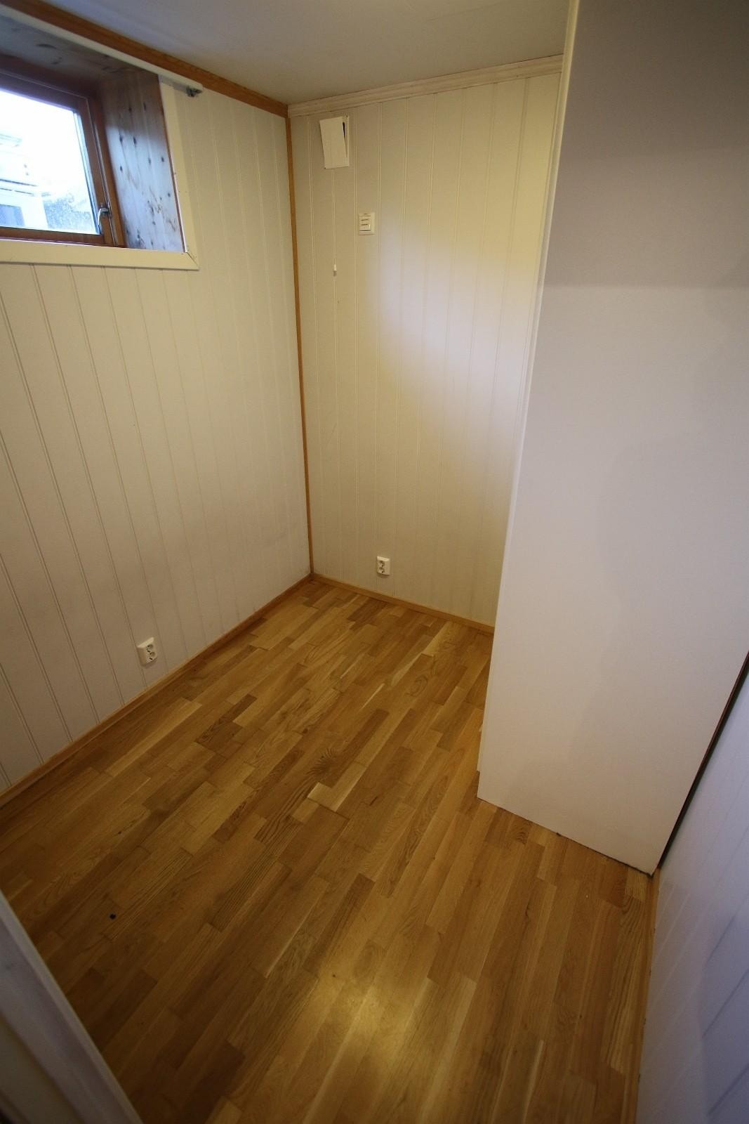 Rom 10 består av rom 10A og 10B. Dette er rom 10A. Ca 15m2 (fordelt på rom 10A og 10B). Seng og garderobeskap står på rommet. Husleie kr 4.500 per måned, alt inkludert. Ledig fra 18. oktober 2025. Galleribilde