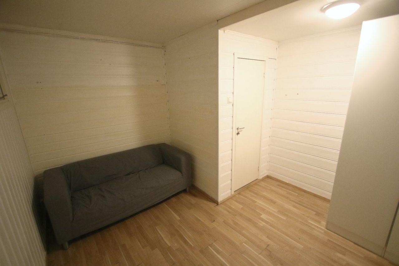 Rom 10 består av rom 10A og 10B. Dette er rom 10B. Ca 15m2 (fordelt på rom 10A og 10B). På rommet står det nå sofa, sofabord, pult, kontorstol og garderobeskap. Husleie kr 4.500 per måned, alt inkludert. Ledig fra 18. oktober 2025. Galleribilde