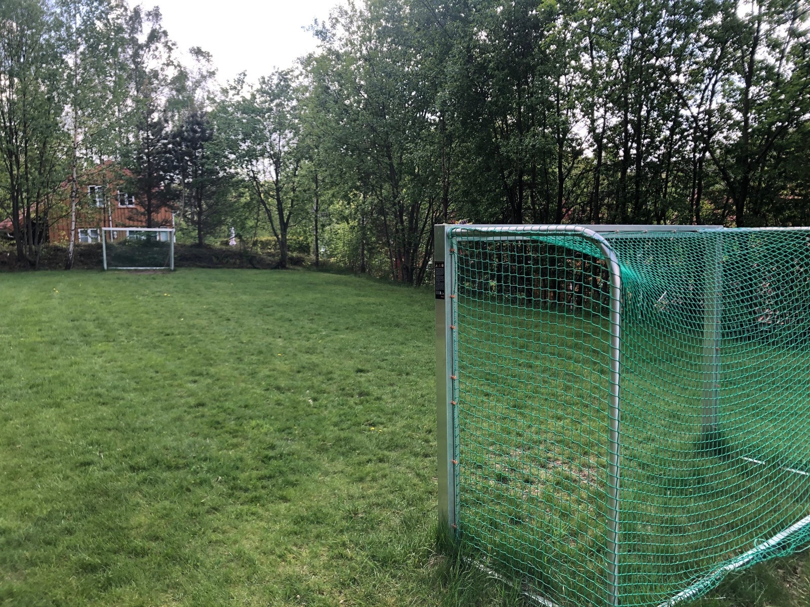 Gressbane med fotballmål nær hytten. Galleribilde