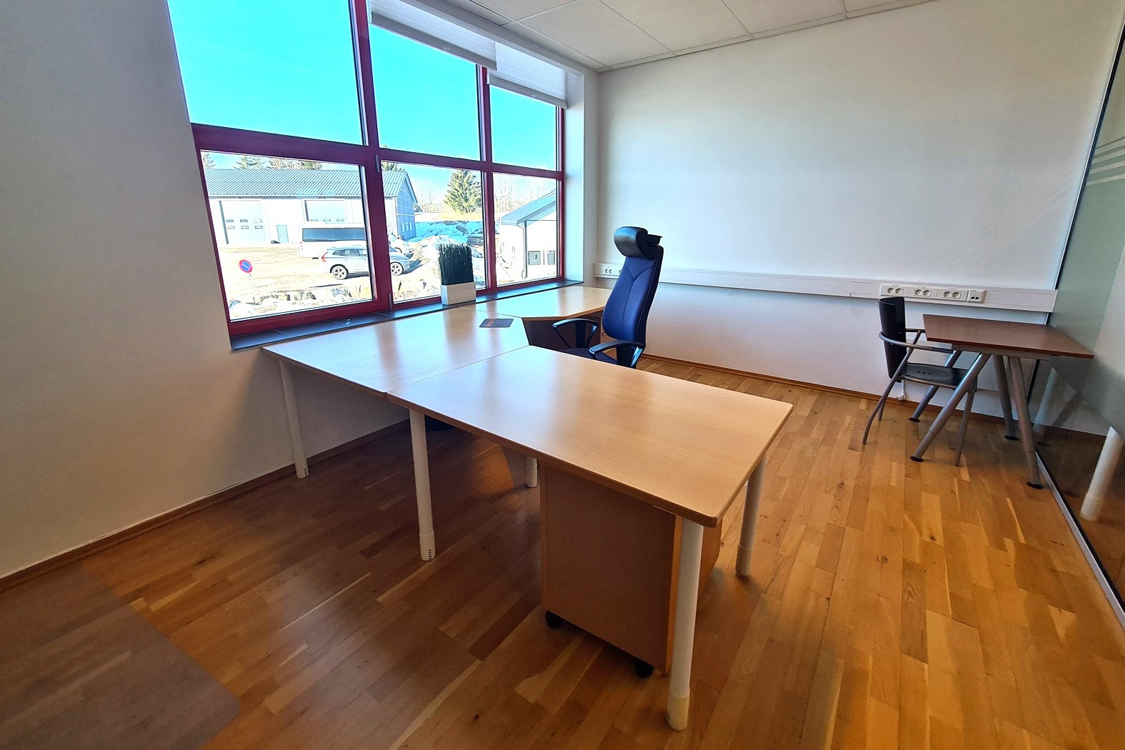 Parkett på gulvene inne på alle kontorene og flislagt ute i felles arealer. Galleribilde