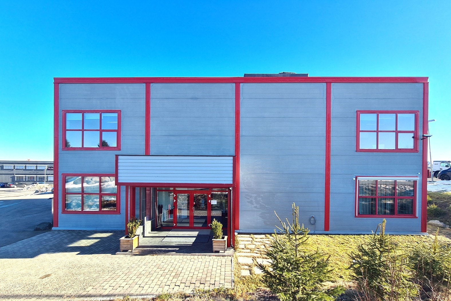 Inngangsparti med fine solforhold. Her settes det ut møbler i sommerhalvåret, slik at leietaker står fritt til å benytte dette i lunsjen. Galleribilde