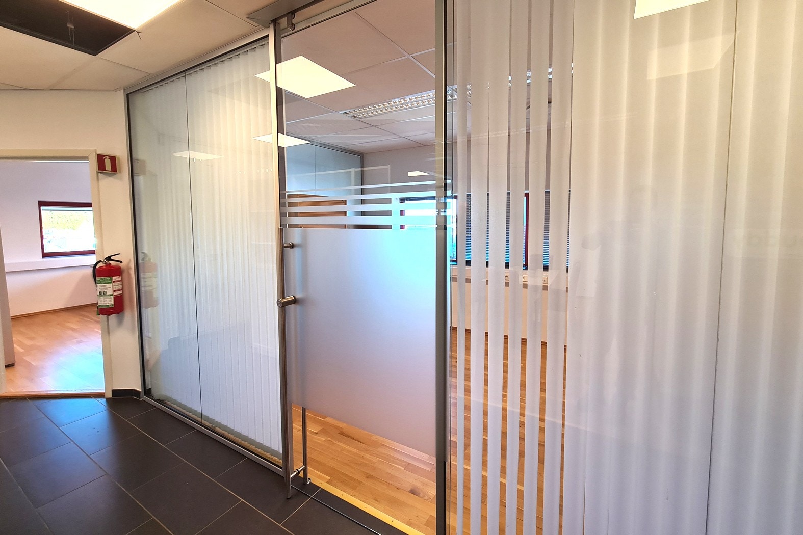 Kontorene er delt opp med glassvegger, det er foliert og det kan skjermes for innsyn. Lameller ut mot felles arealer. Galleribilde