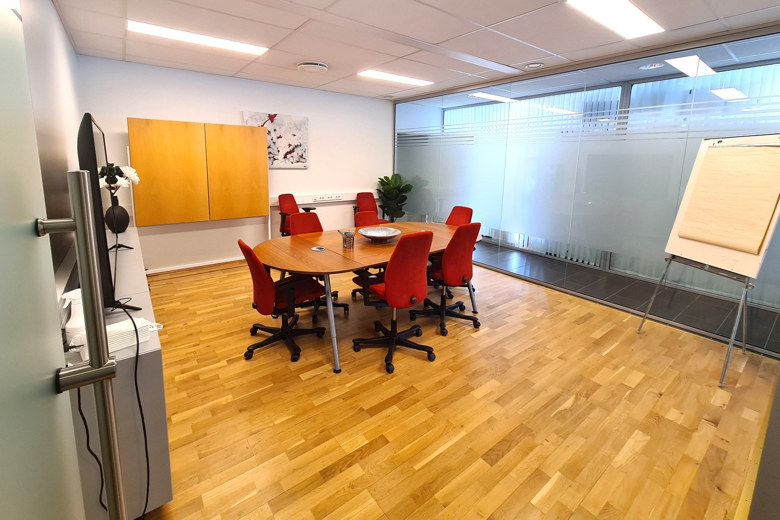 Felles møterom for alle leietakere bygget. Rommet oppleves åpent, men har god skjerming fra andre på bygget pga de frostede glassene. Galleribilde