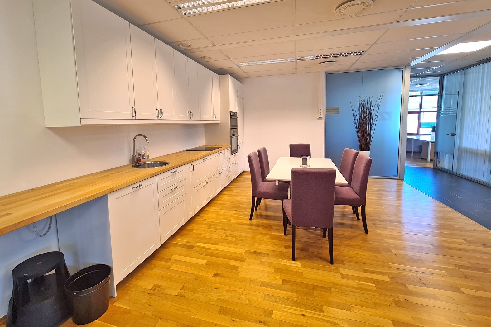 Kjøkken til fri benyttelse. Flott samlingspunkt for uhøytidlige morgenmøter og hyggelig lunsj. Galleribilde