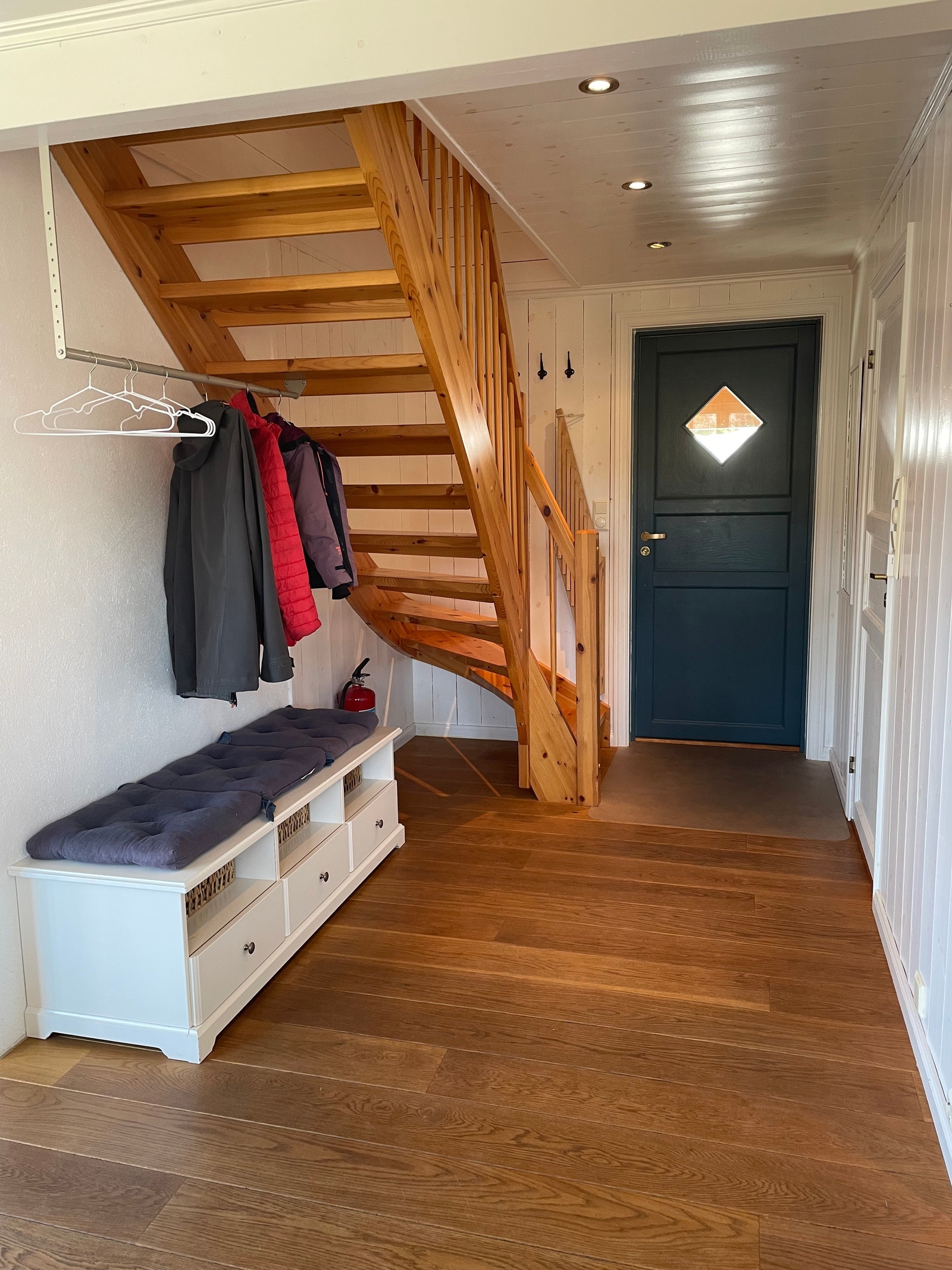 Gang med oppbevaring og enkel garderobe Galleribilde