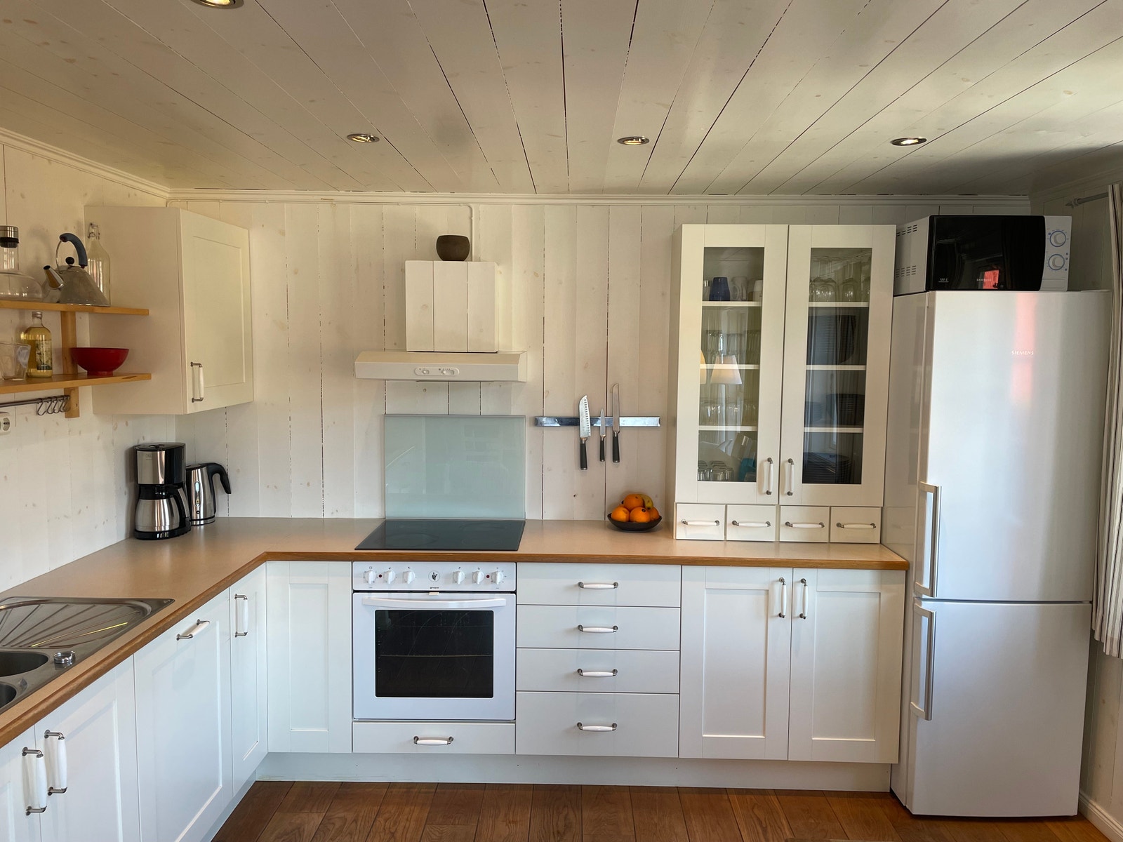 Kjøkkenet inneholder mikrobølgeovn, frys, kaffetrakter, vannkoker, og presskanne. Galleribilde