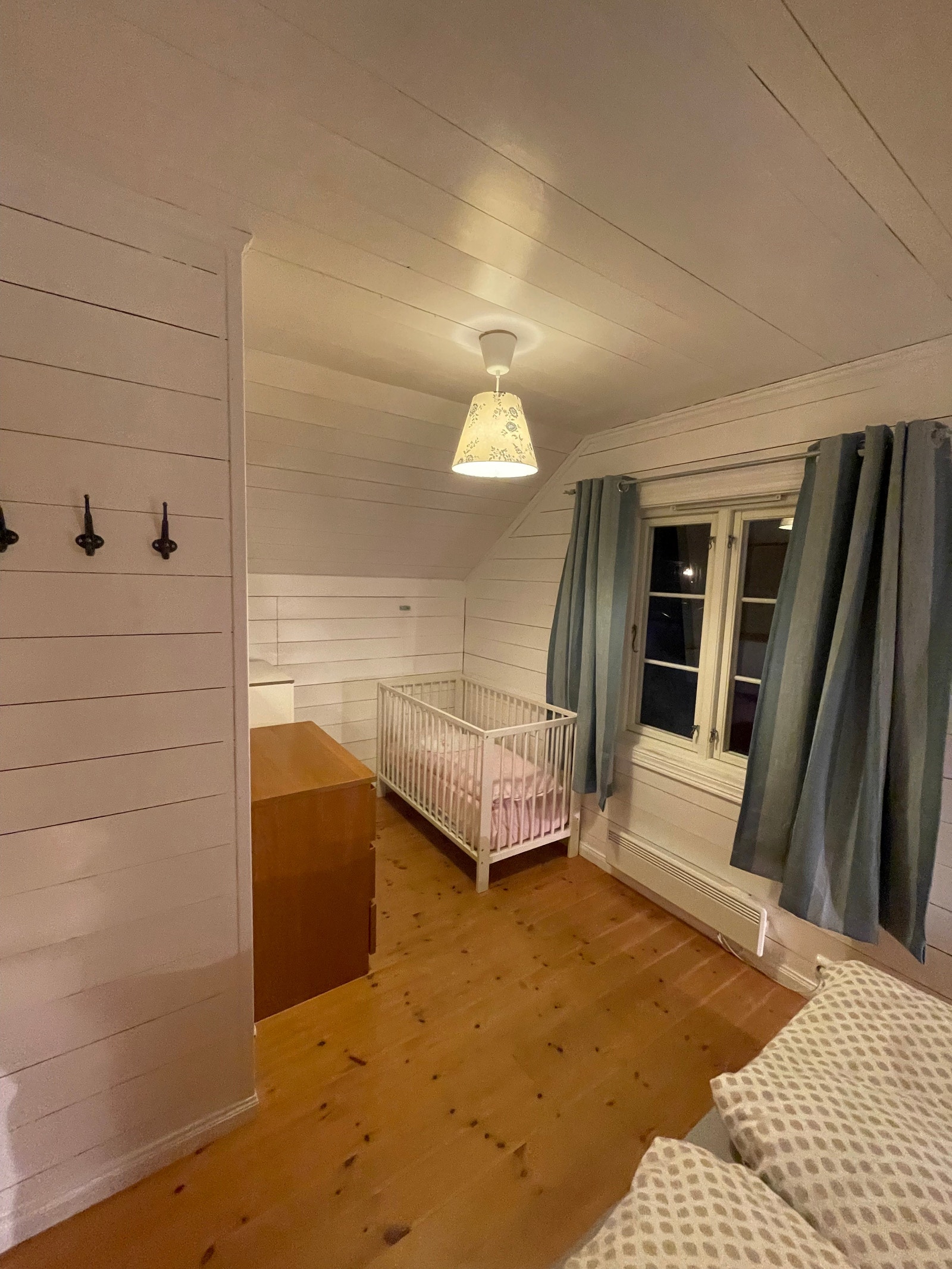 Soverom 4 med dobbeltseng + plass til grindseng / reiseseng. 2 stk er tilgjengelig. Galleribilde