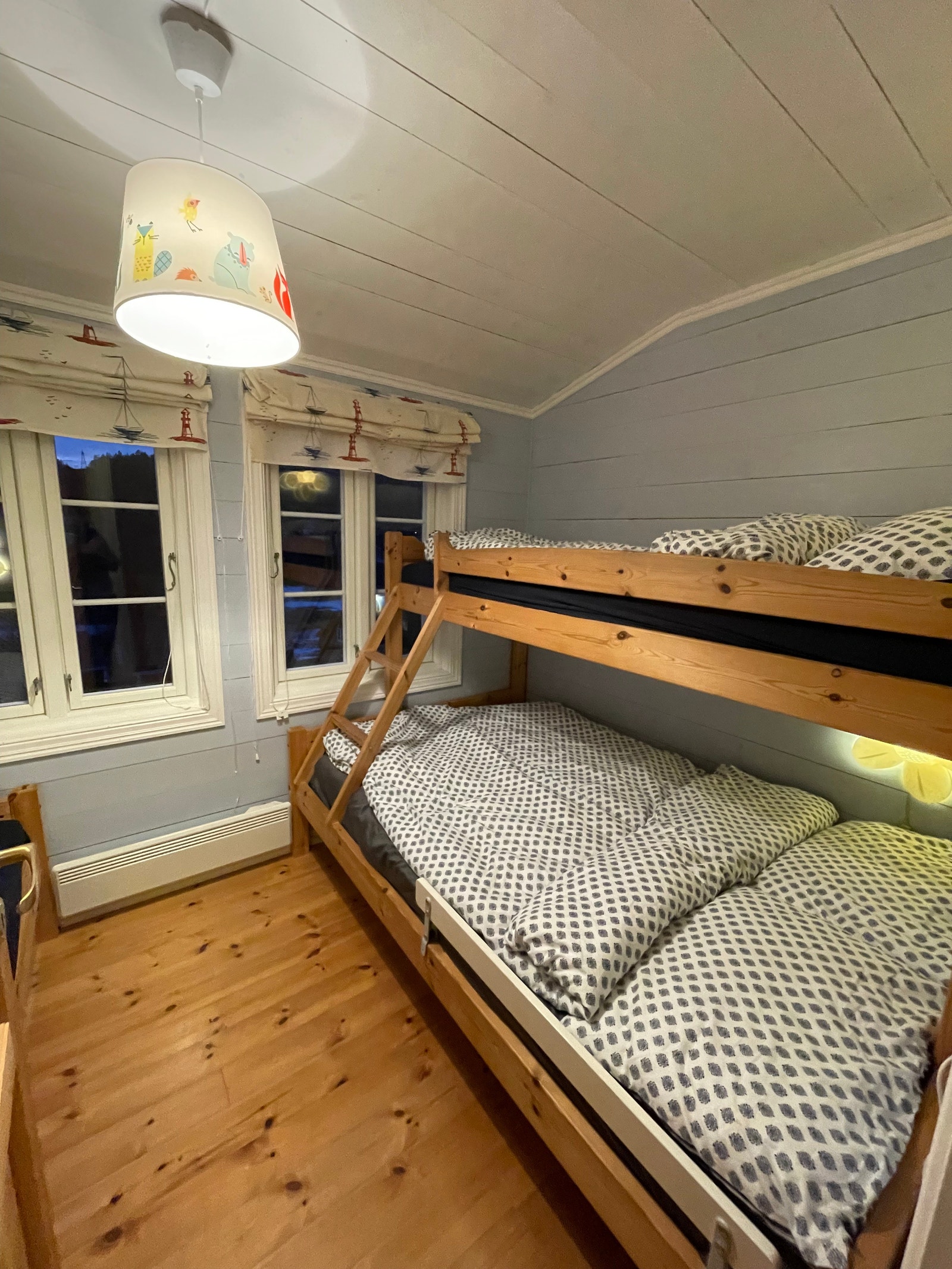 Barnerom med 1 enkeltseng og en familieseng med plass til 3 Galleribilde