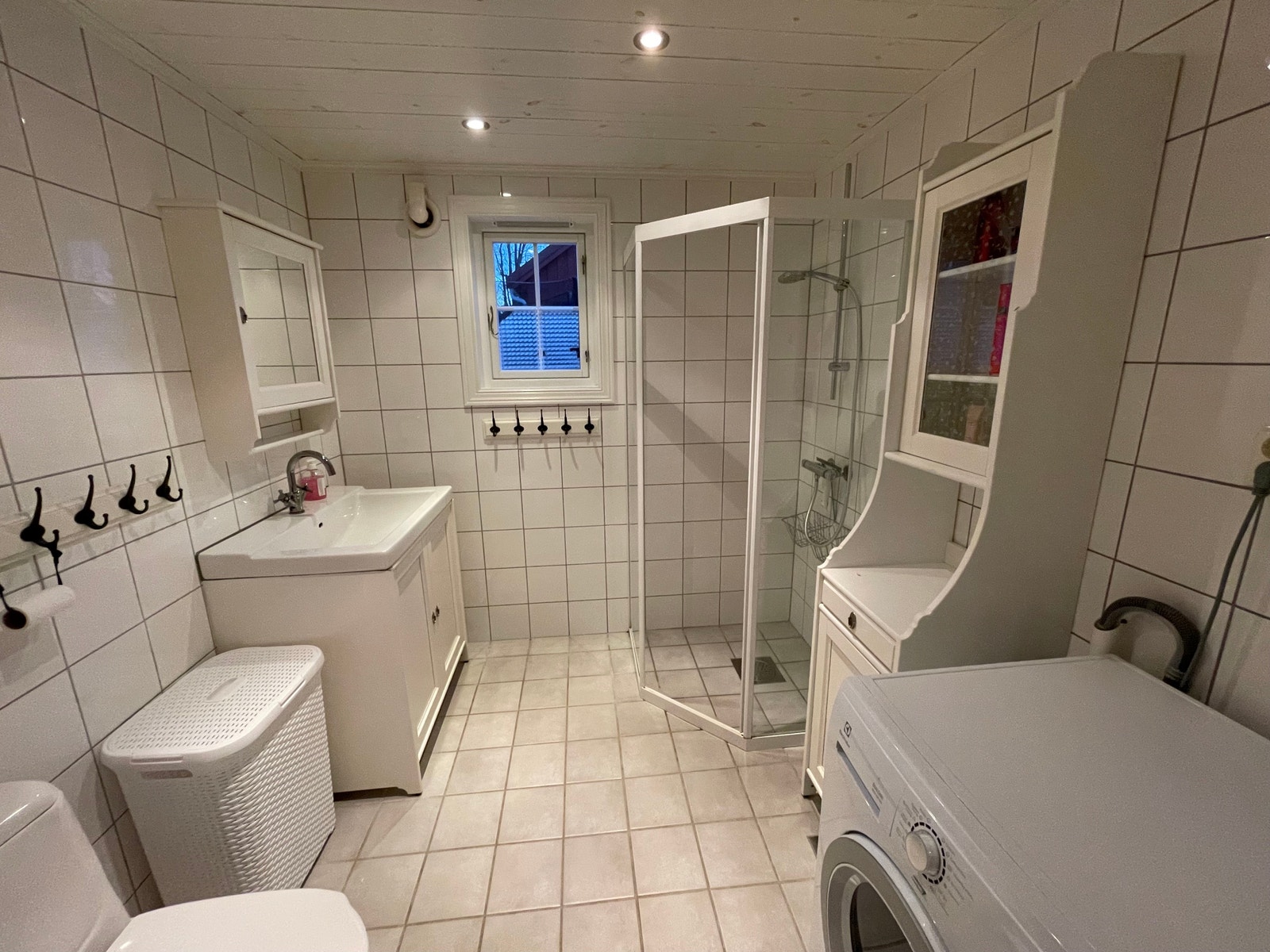 Romslig bad i 1 etasje med kombinert vask/tørk maskin, dusj. Galleribilde
