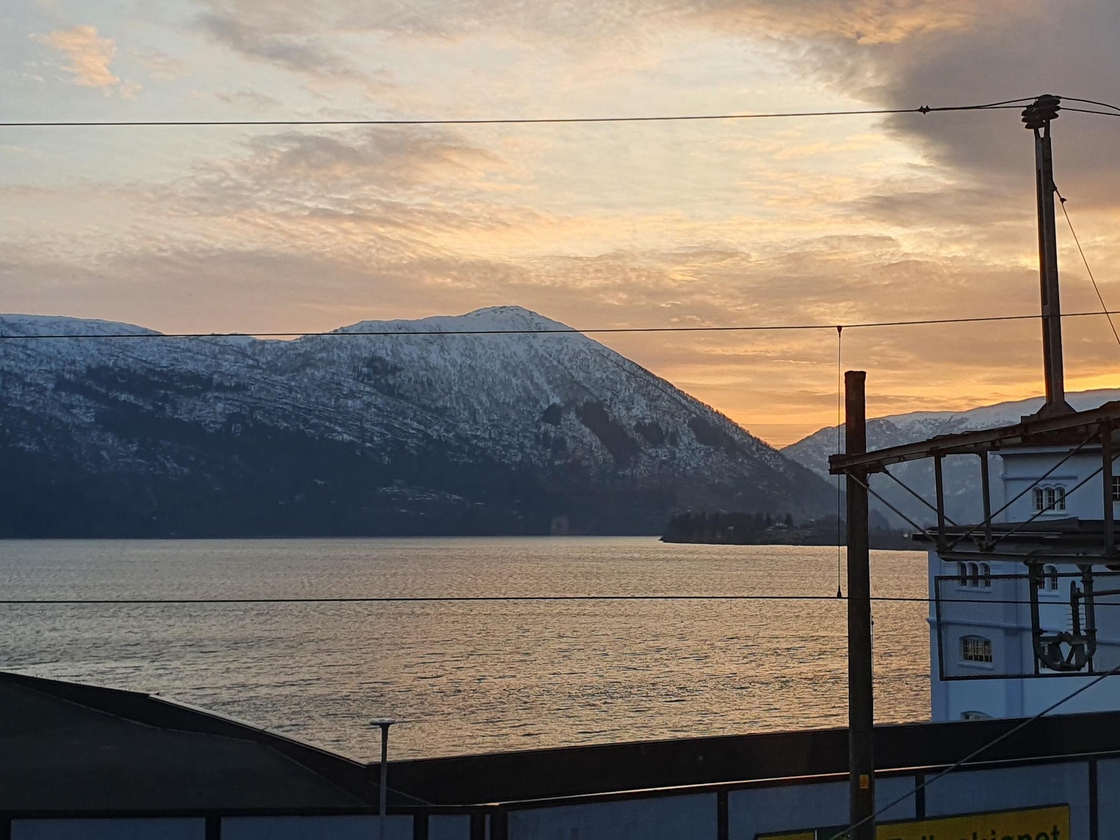 Nydelig fjordutsikt fra de fleste vinduer og balkong Galleribilde