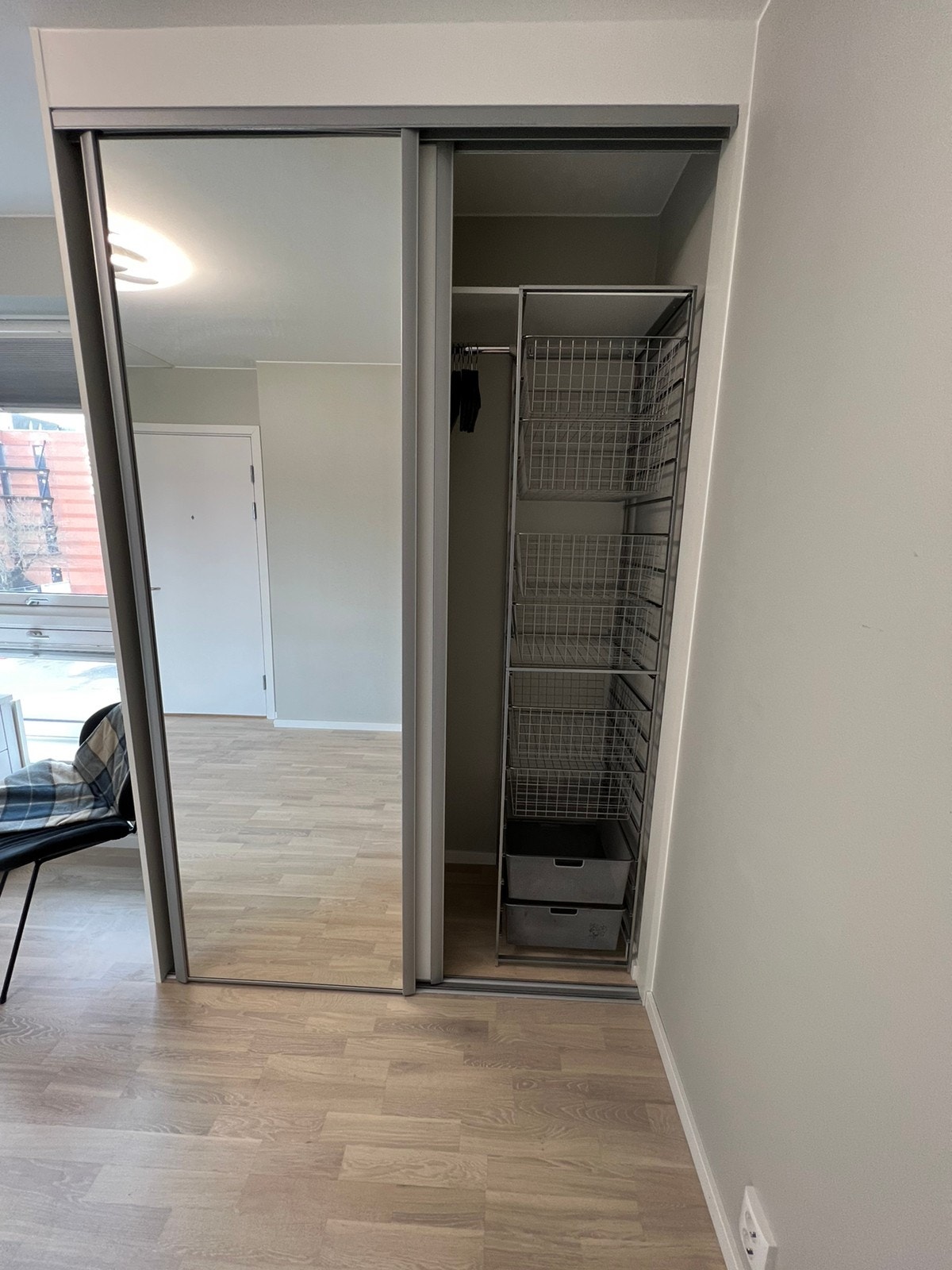 Skyvedørsgarderobe med speil og innredning Galleribilde