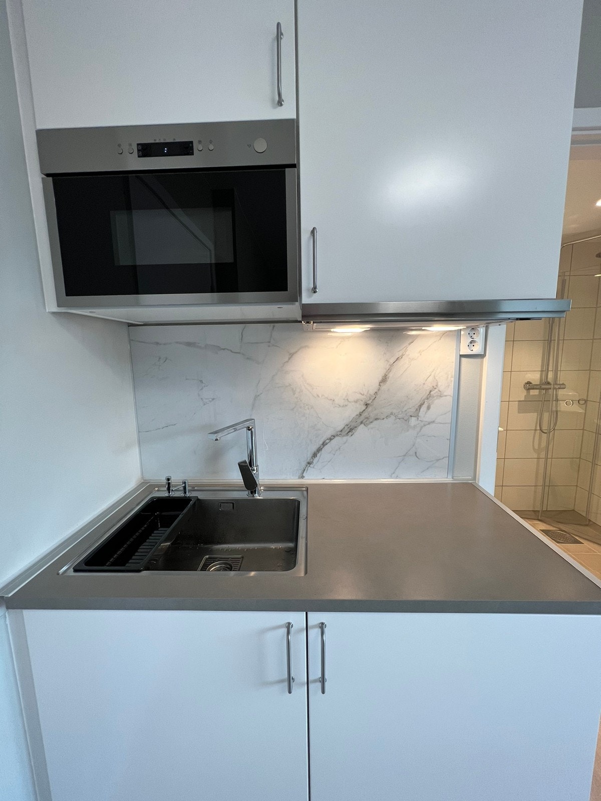 Kjøkken med mikro, stor vask, kjøleskap Galleribilde