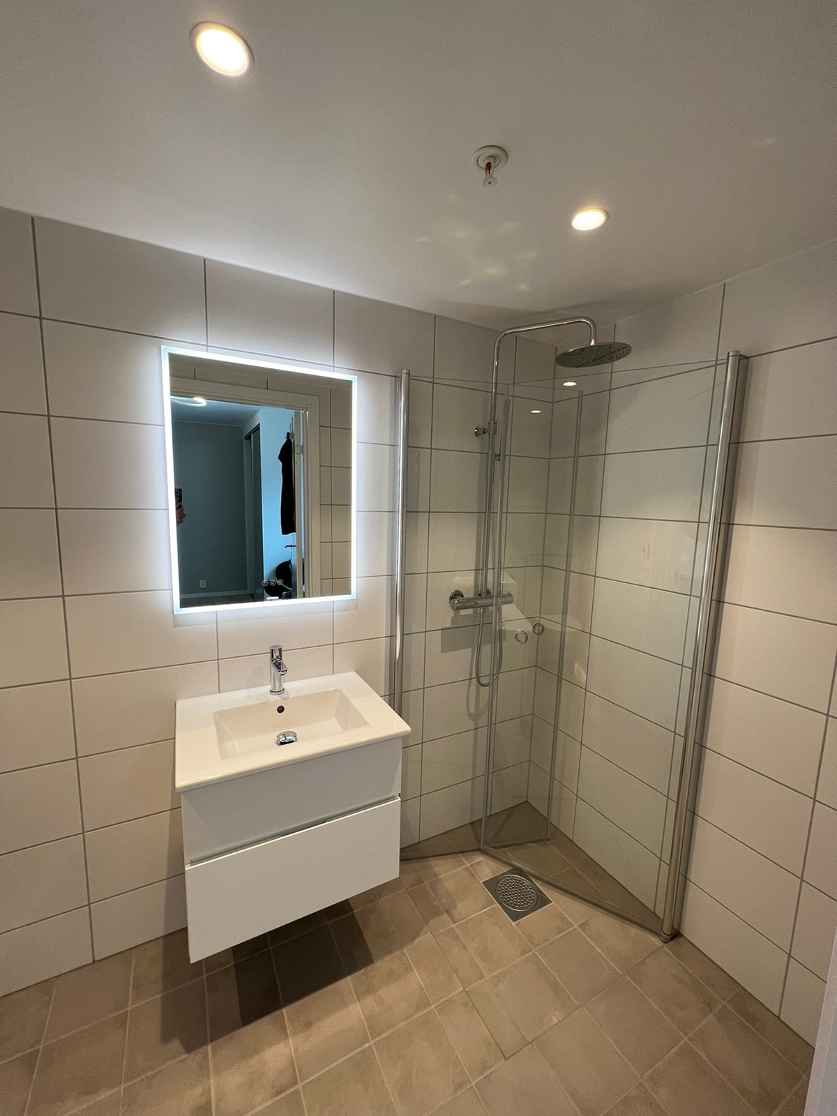 Dusjkabinett, speil og vask Galleribilde