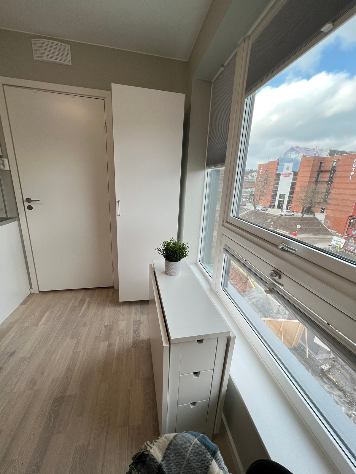 Praktisk sammenleggbart bord følger med om ønskelig Galleribilde