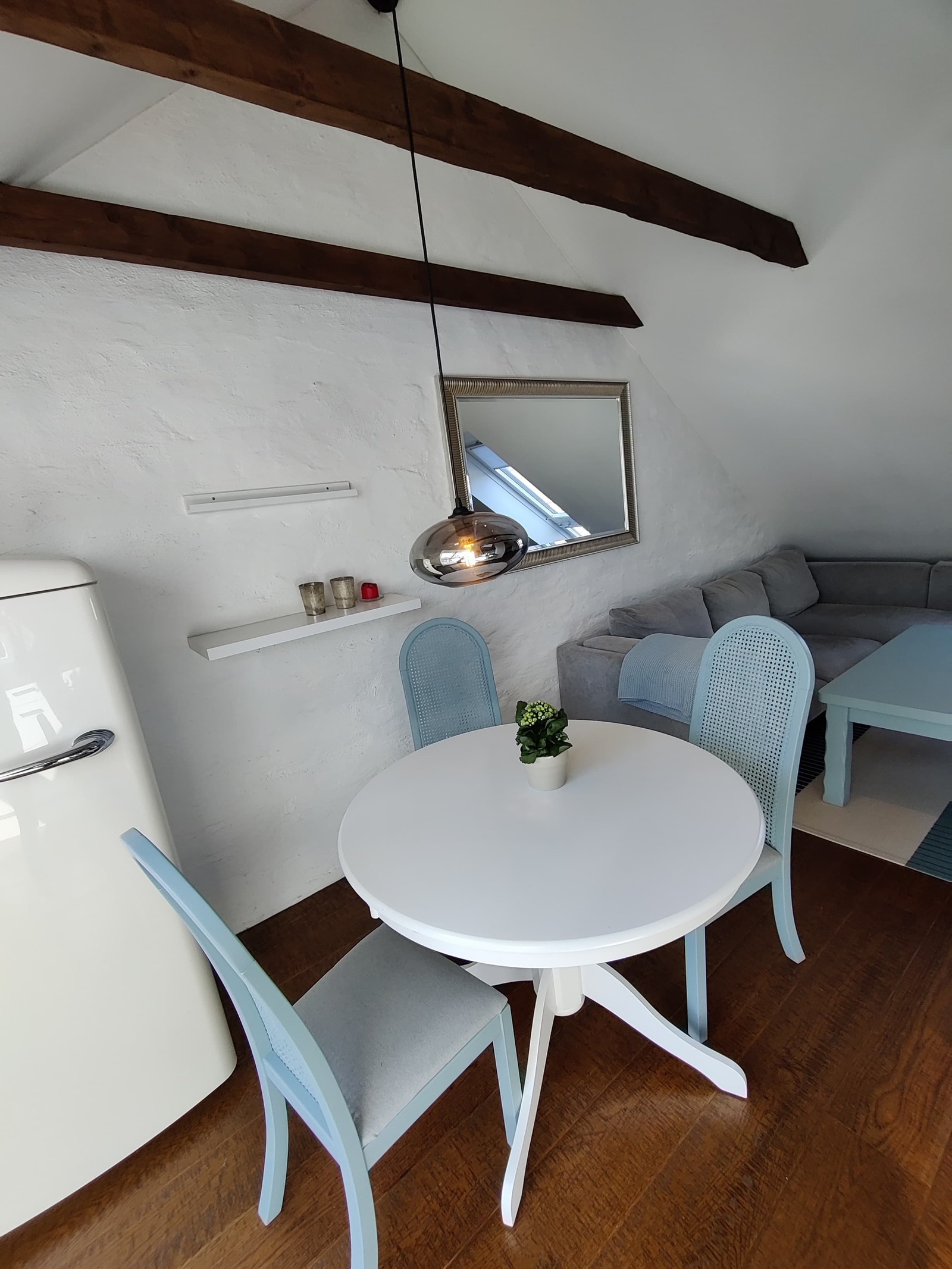 Spisebord + sofa i stuen Galleribilde