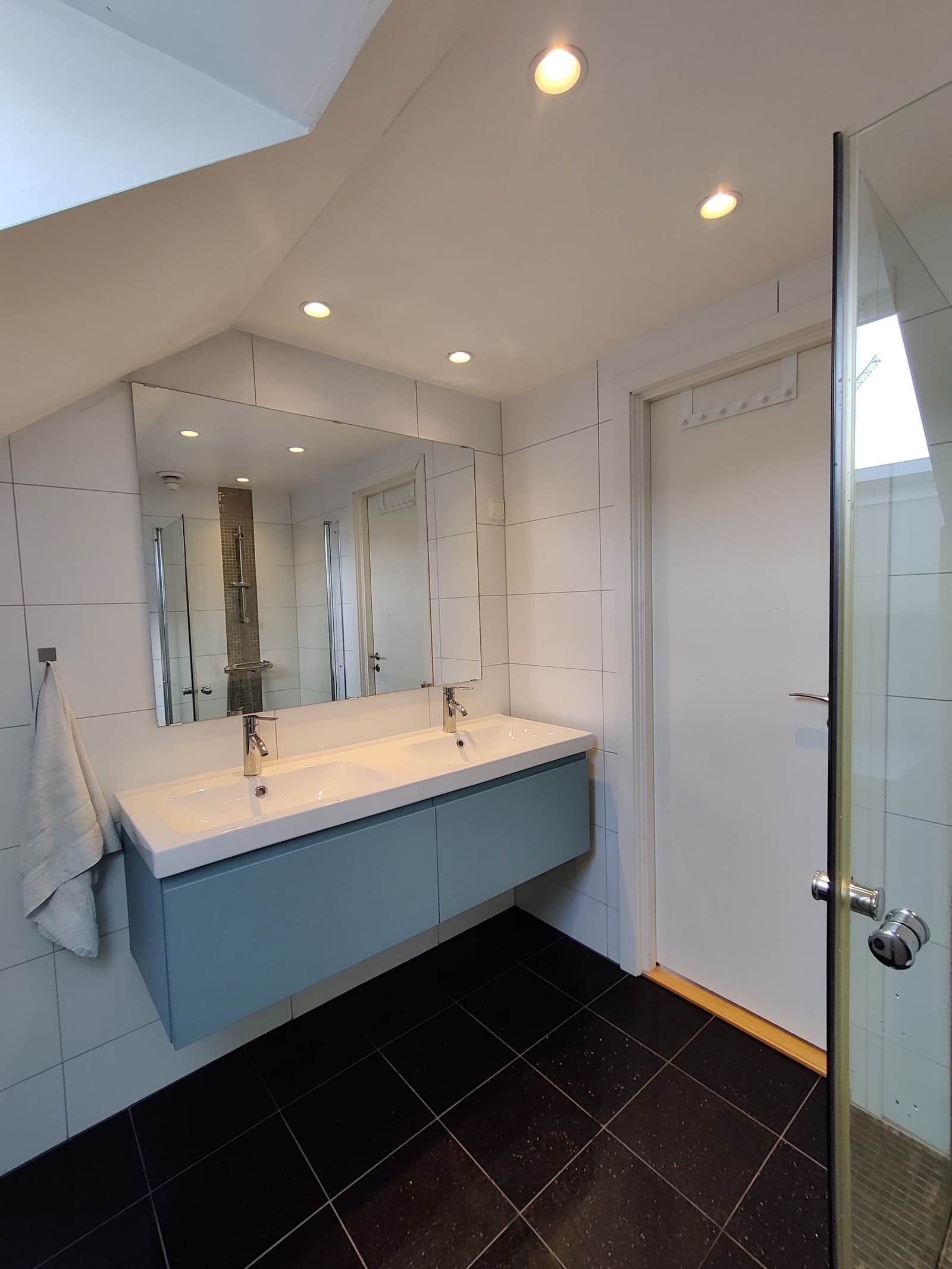 Servant med dobbel vask og to skuffer til oppbevaring Galleribilde