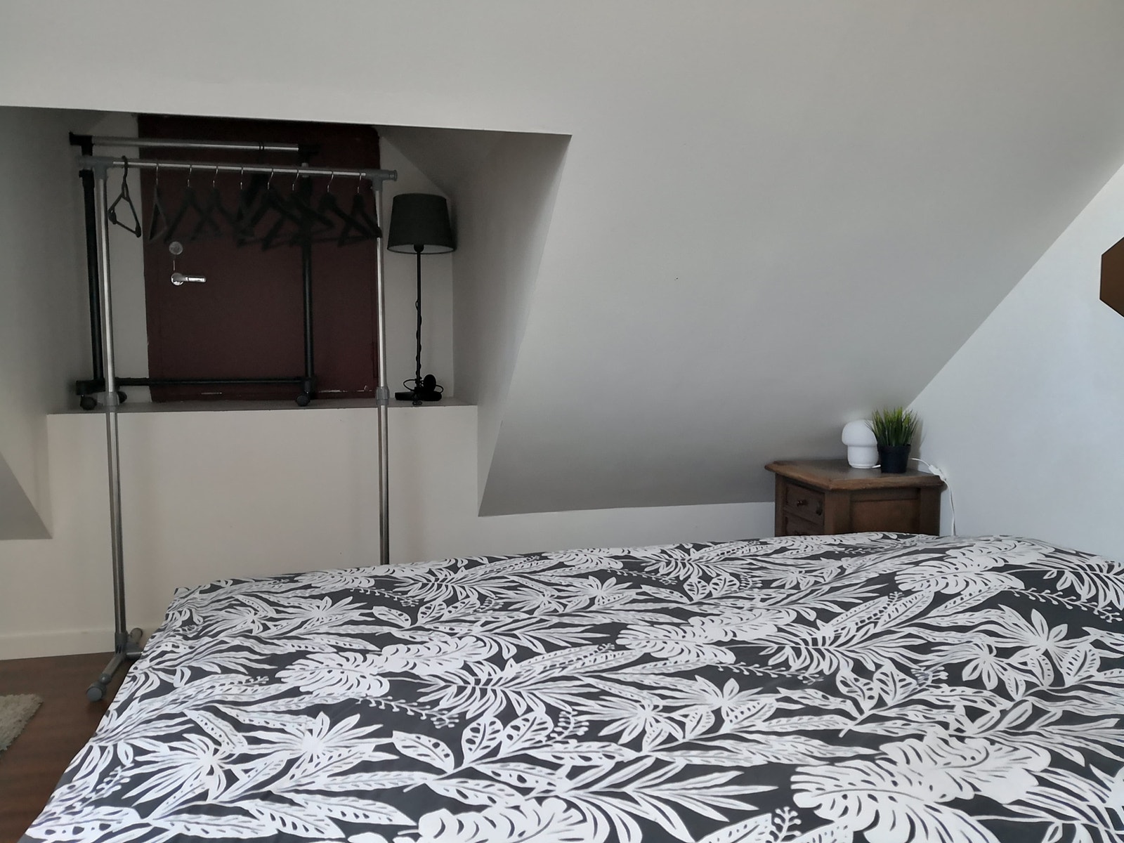 Soverommet har stativ til oppheng av klær Galleribilde