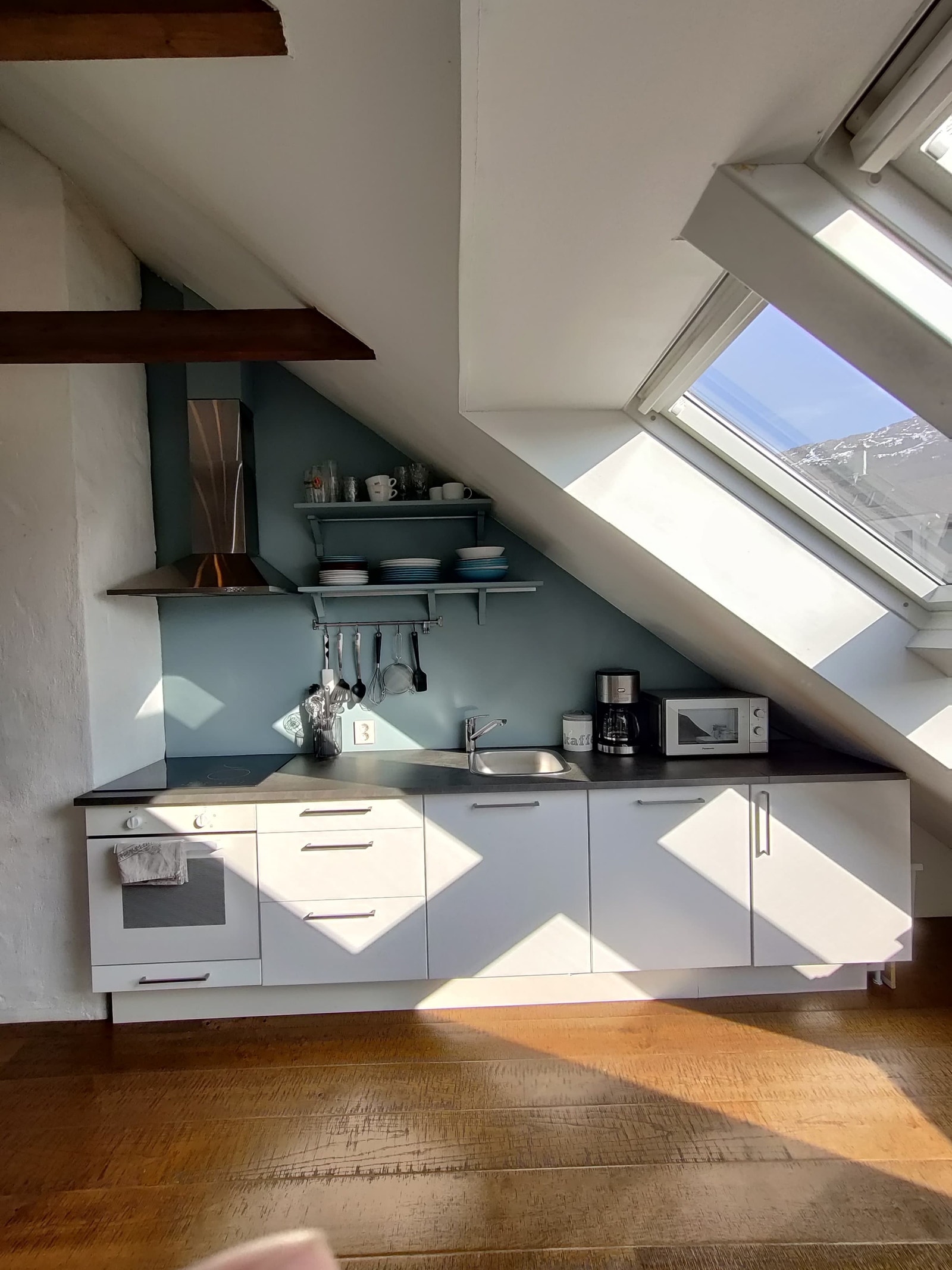 Kjøkken med alle hvitevarer + kjøkkenutstyr inkludert Galleribilde