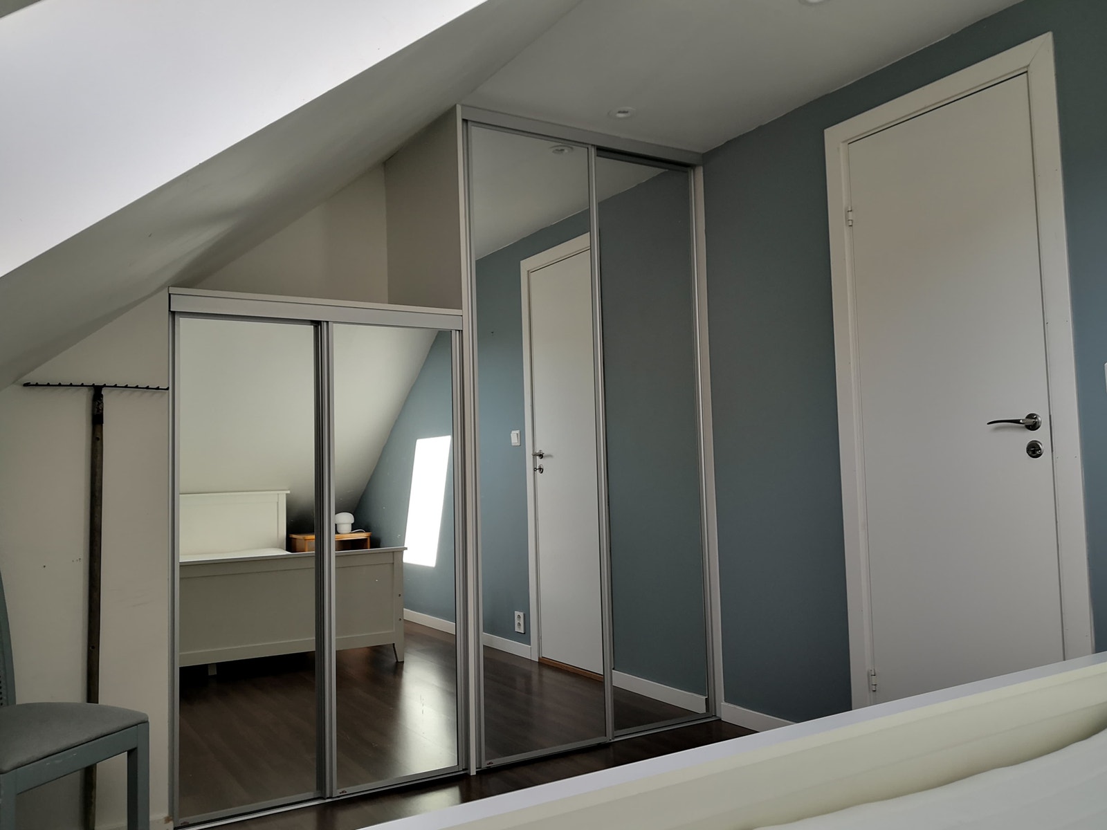 Soverommet har god skapplass Galleribilde