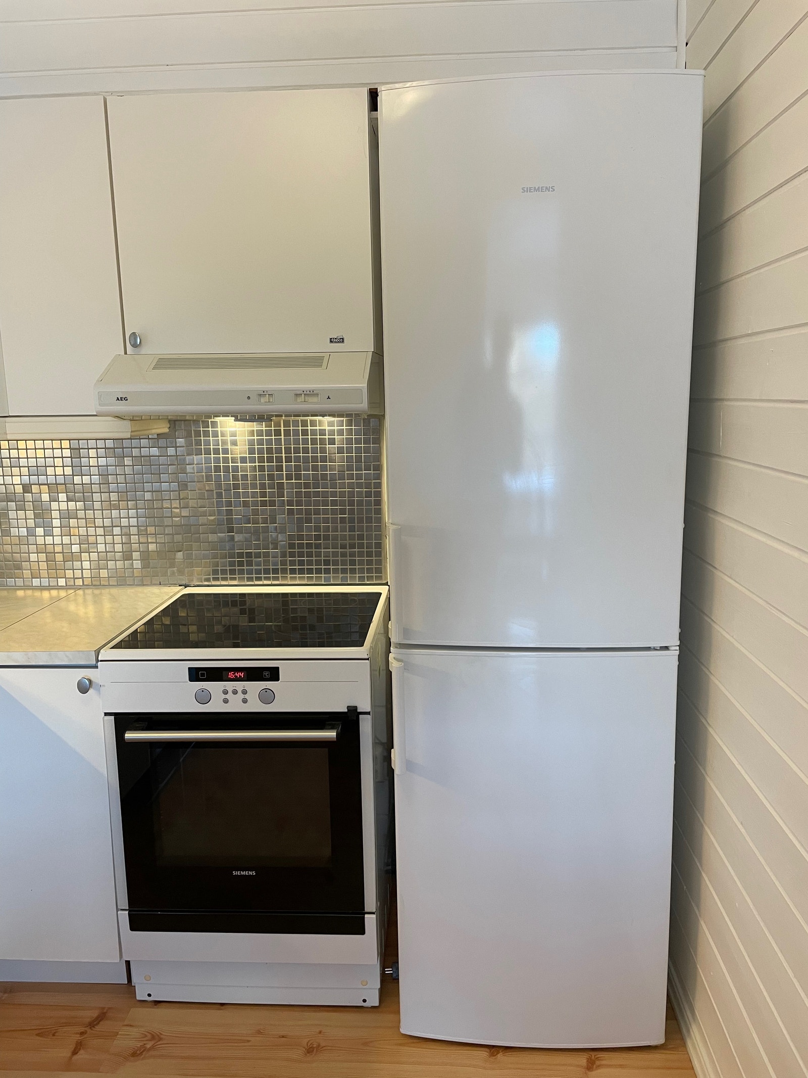 Induksjonskomfyr og stort kombiskap Galleribilde