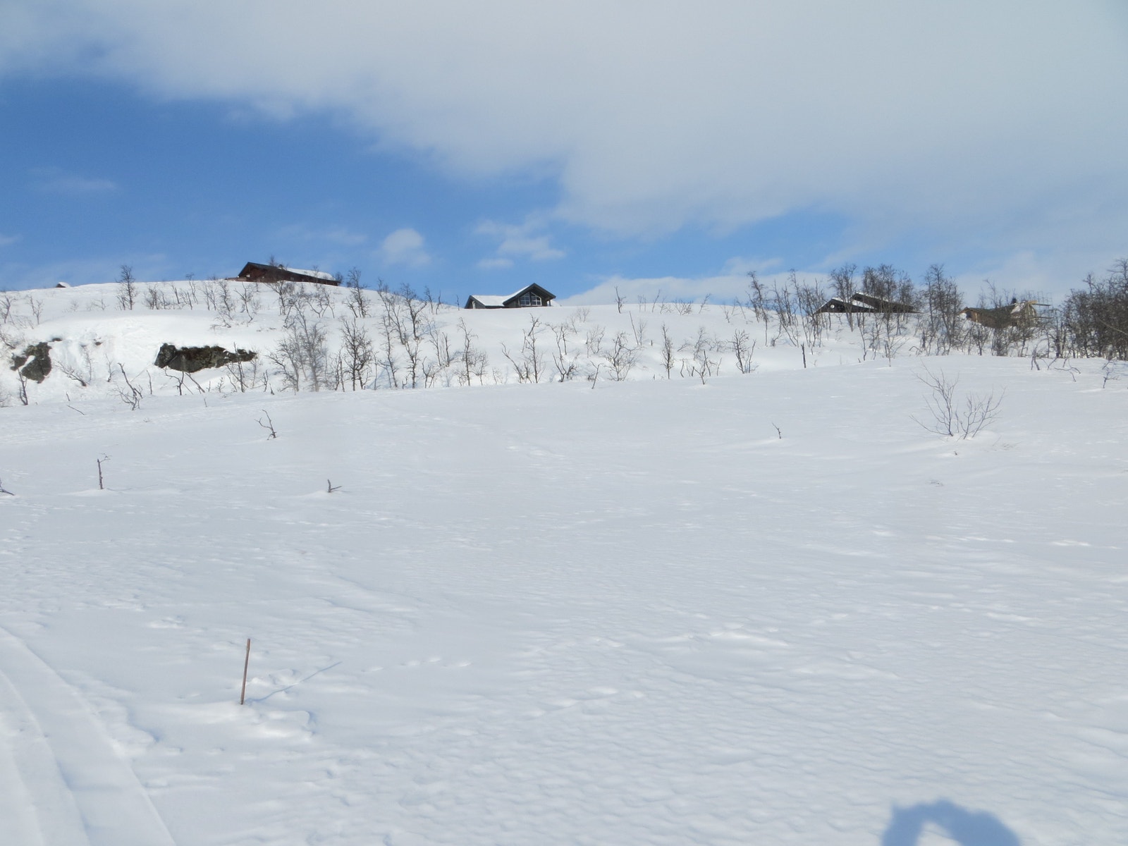 Utsikt fra tomtene 126, 127 og 128 mot nord. Mars 2022. Galleribilde