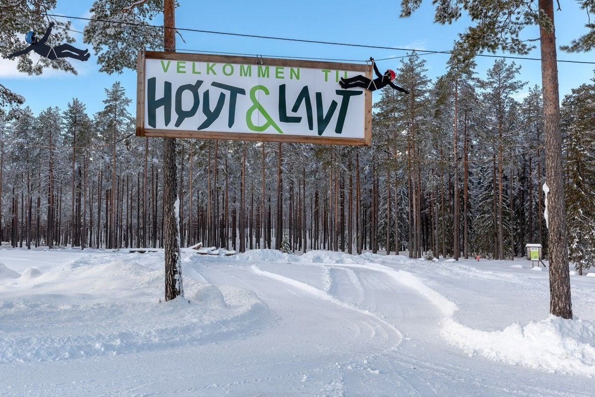 Høyt og lavt klatrepark er en morsom sommeraktivitet Galleribilde