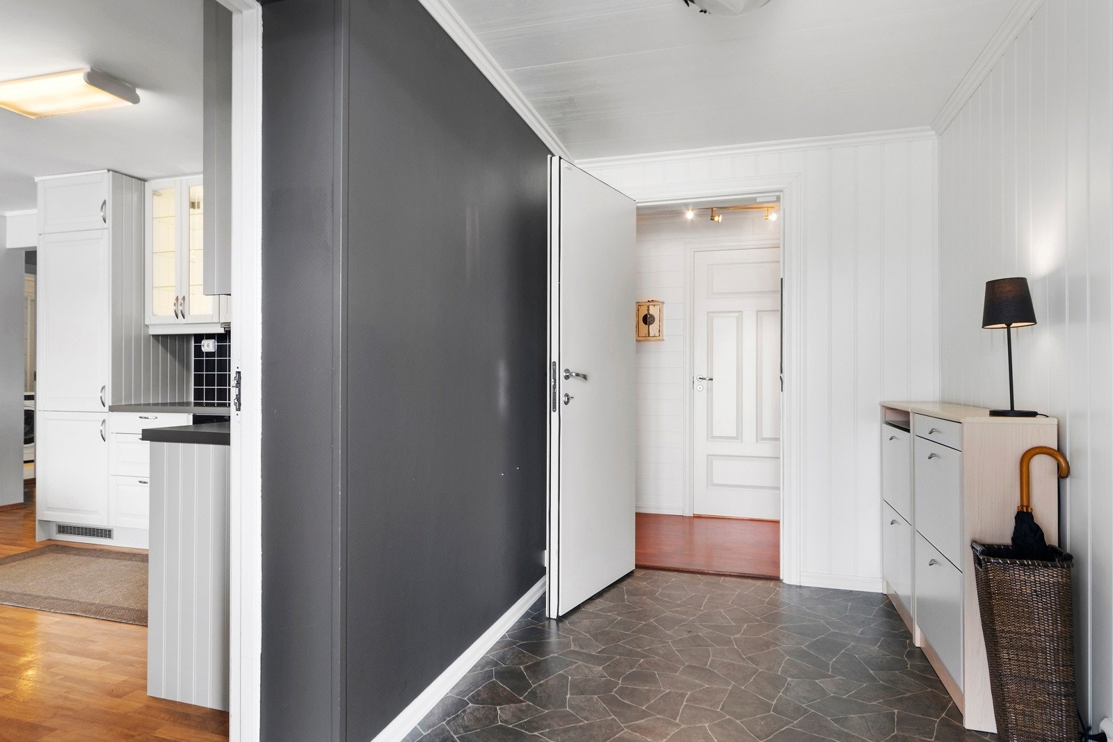 Felles inngang. Tykke brannvegger, godt lydisolert Galleribilde