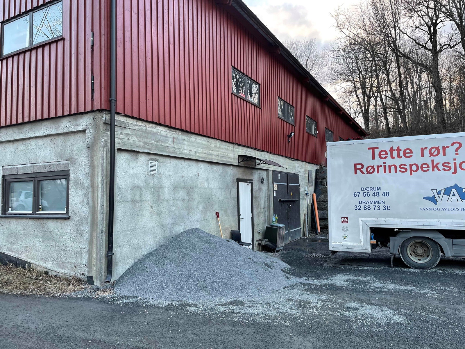 Inngang til kontor og kaldtlager i kjeller Galleribilde