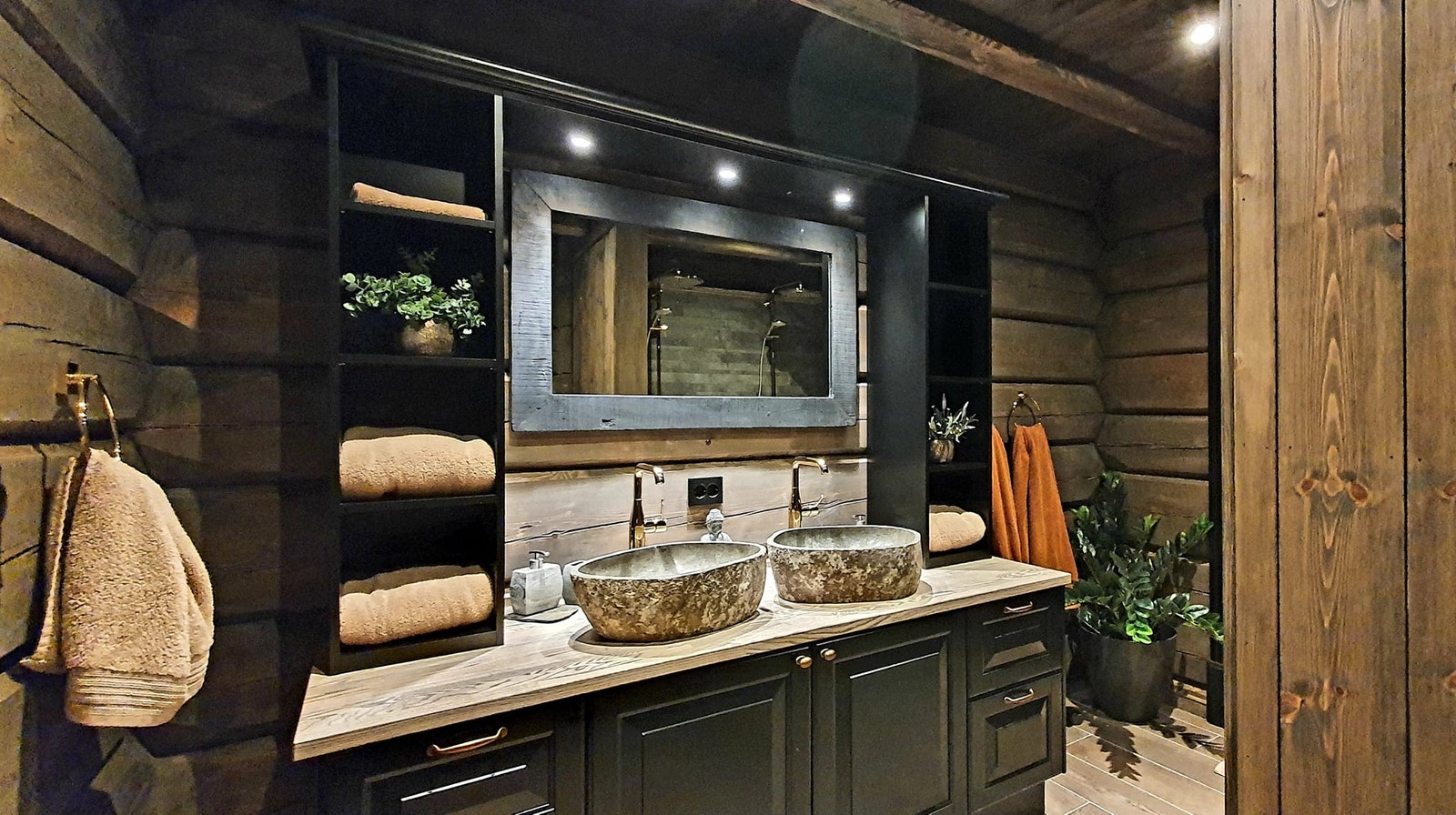 Hovedbad med dobbel dusj og utgang til jacuzzi Galleribilde