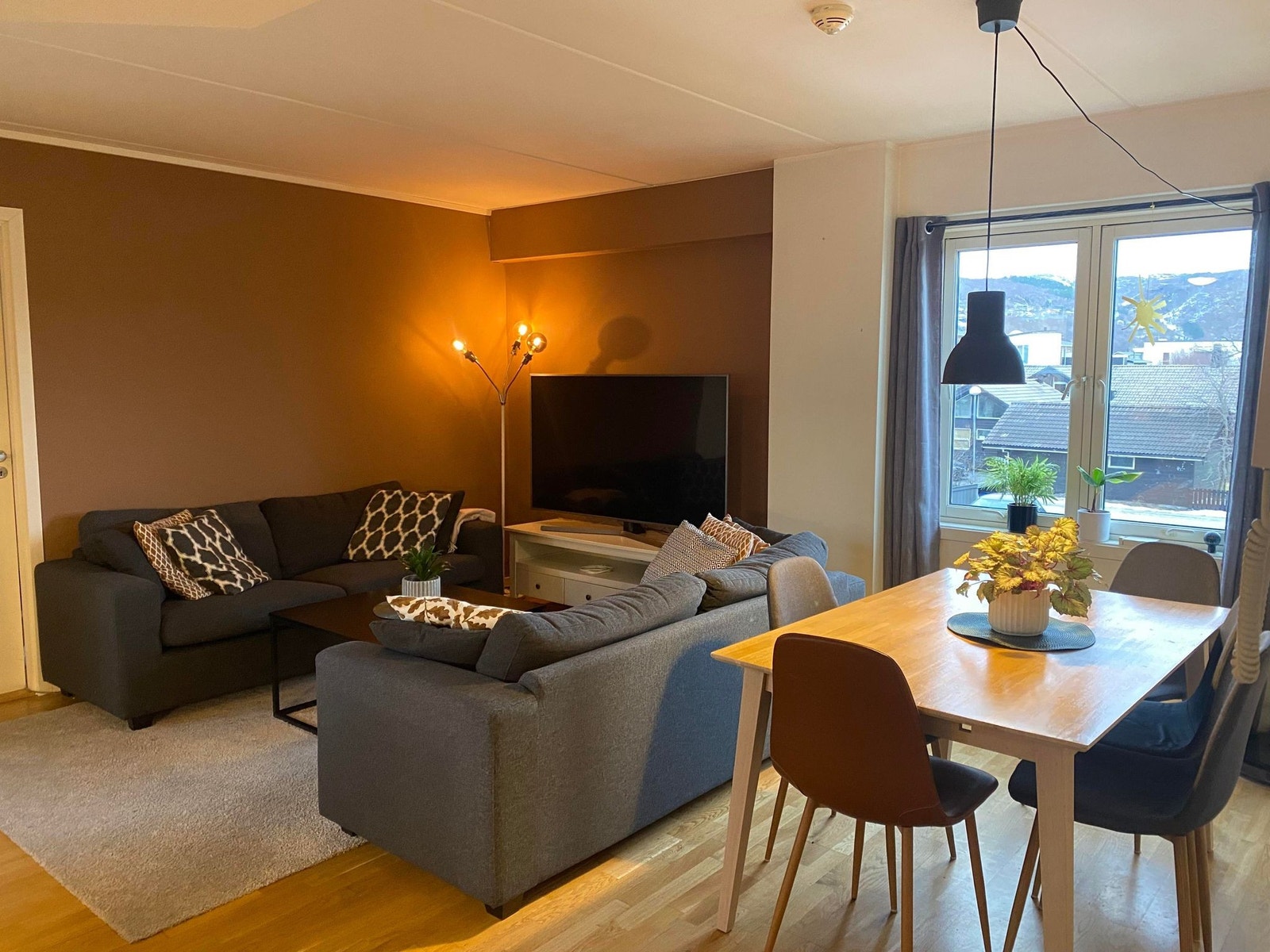Trivelig stue med lyse og tidsriktige farger.
La fantasien sette sitt preg på innredningen. Galleribilde