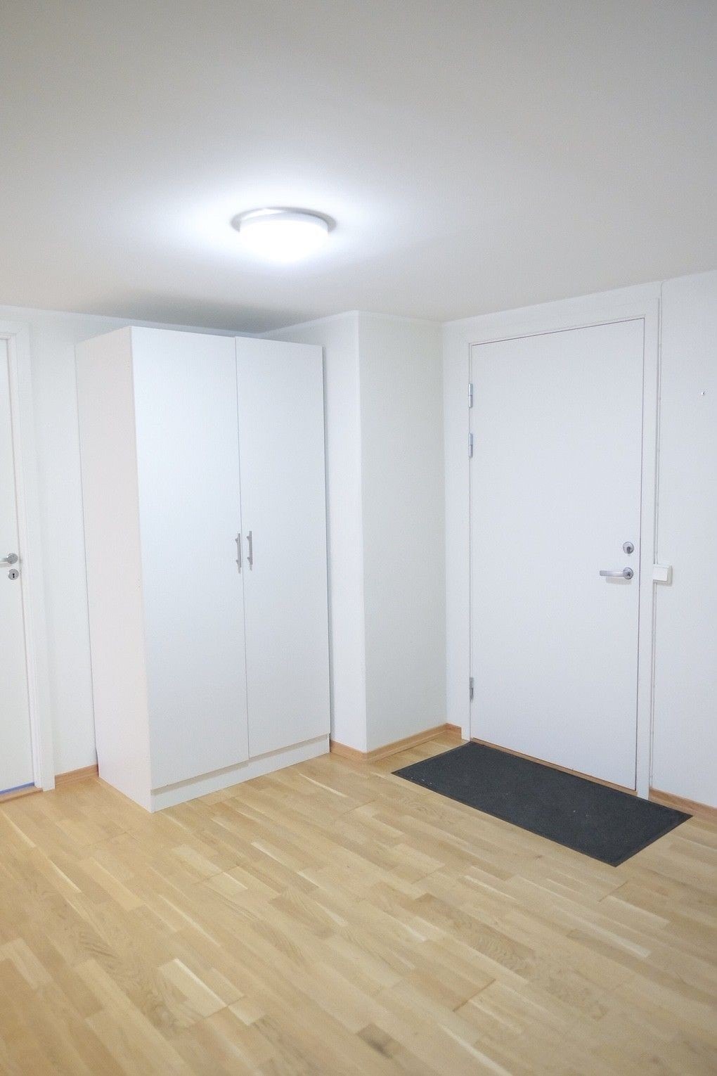 Stor gang med mye plass og innebod Galleribilde