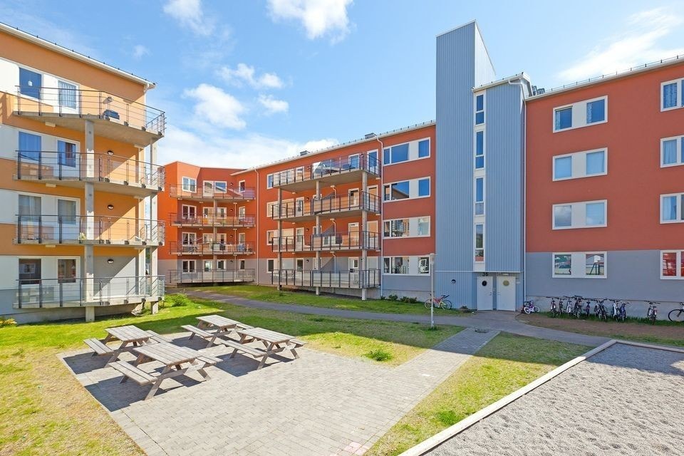 Trygt mur bygg fra 2009. Pene og moderne leilighet i et rolig nabolag med fin tomt og hage. Flotte fellesarealer og gjennomgående god standard. Galleribilde