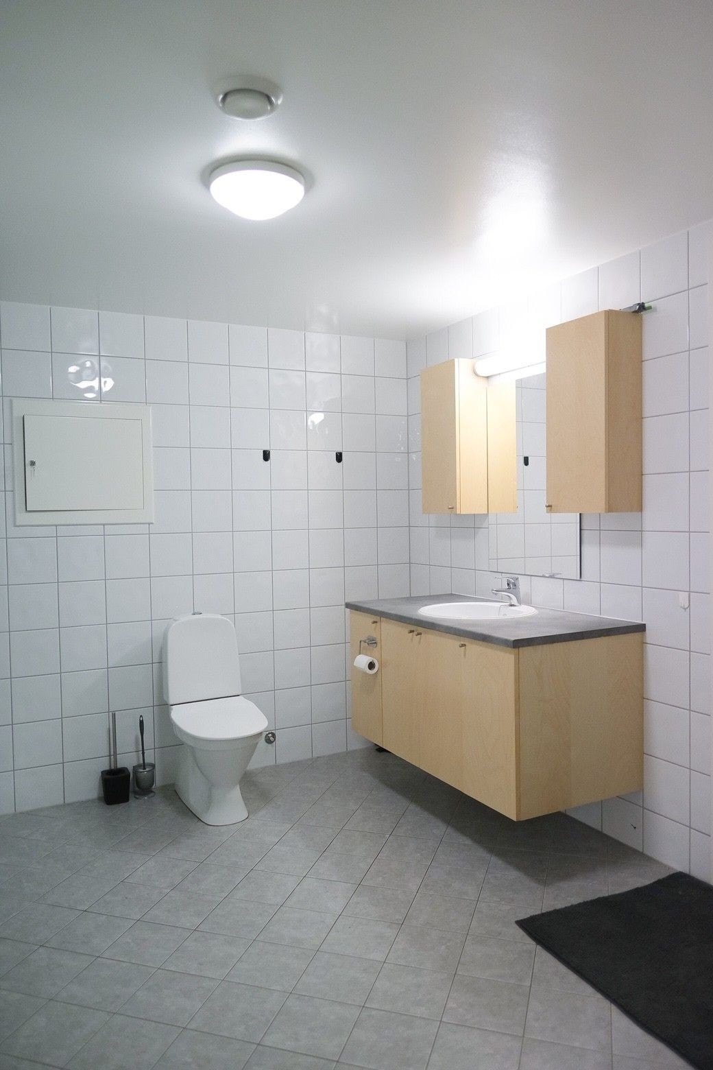 Pent flislagt bad med dusjkabinett og opplegg
for vaskemaskin. Galleribilde