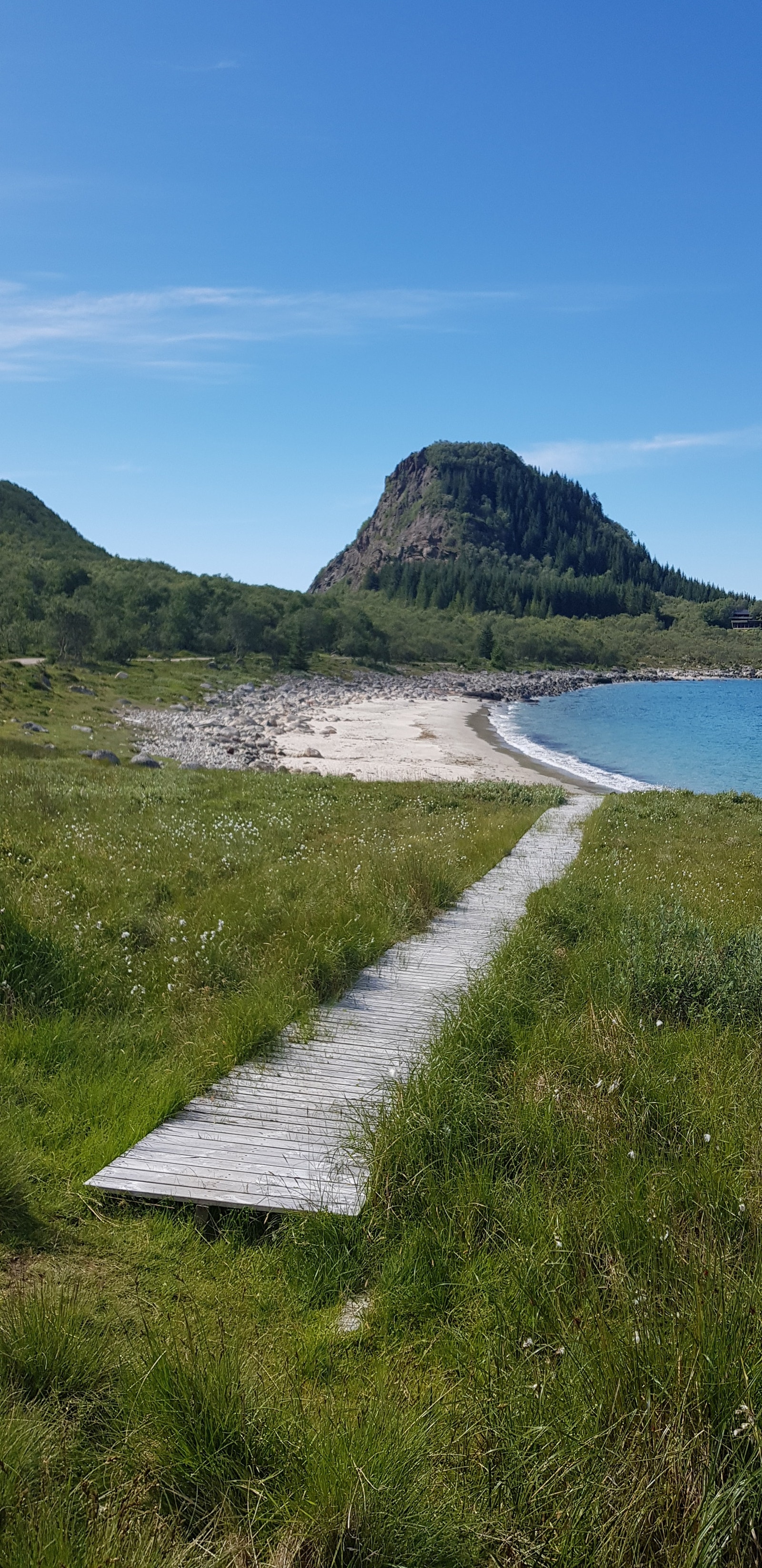 Mindre enn to kilometer fra huset, på Bremnes, ligger den vakreste sydenstrand du kan tenke deg! Galleribilde