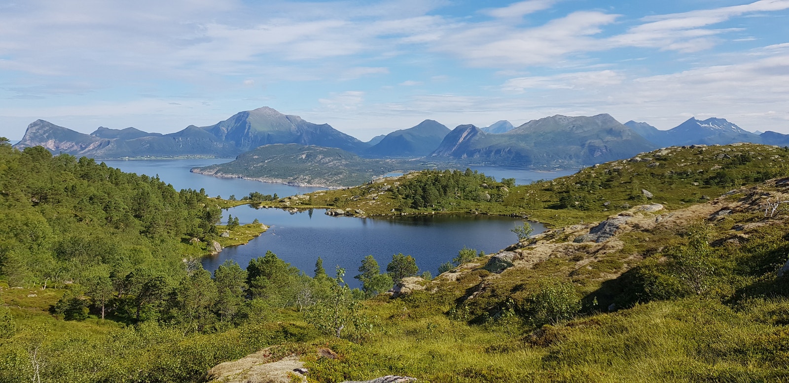 Mange flotte turstier i Meløyfjellet, og flere fiskevann. Galleribilde
